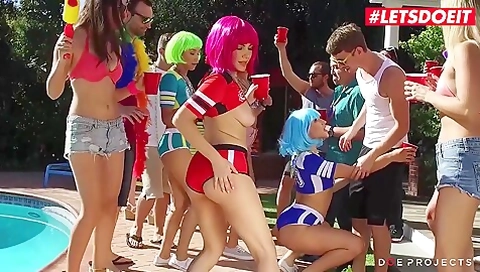 American Teen 18+ Crazy College Party With Her Friends - (+18)